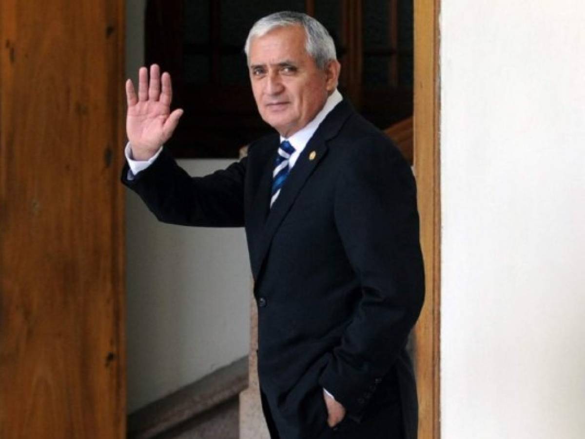 Antejuicio por corrupción incrementa presión para renuncia de Otto Pérez