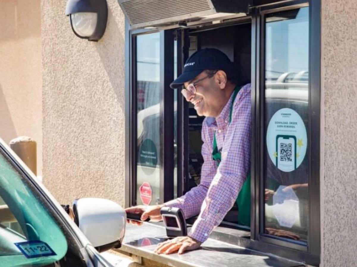 El nuevo CEO de Starbucks podría estar sirviendo tu próximo café