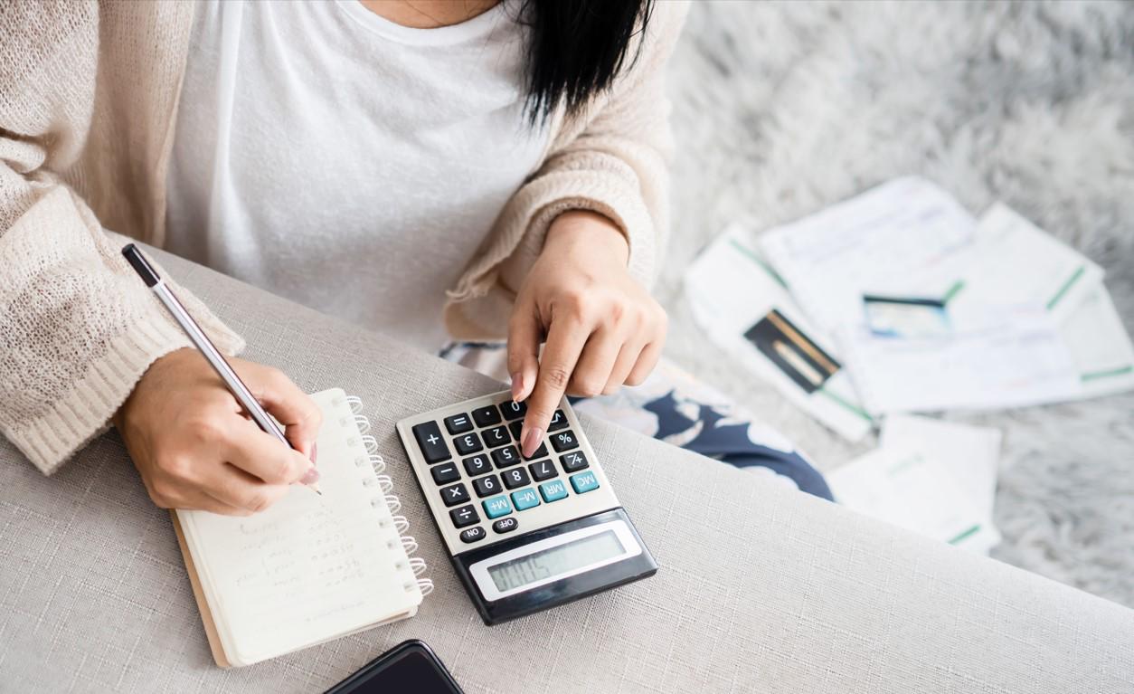 La competencia saturada, la pérdida del poder adquisitivo y los bajos márgenes de ganancia crean un ambiente en el que muchas empresas se ven forzadas a reducir personal o inventarios para sobrevivir. Foto de iStock