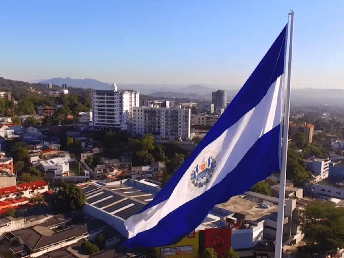 Fitch Ratings baja calificación a dos entidades financieras por riesgo de El Salvador