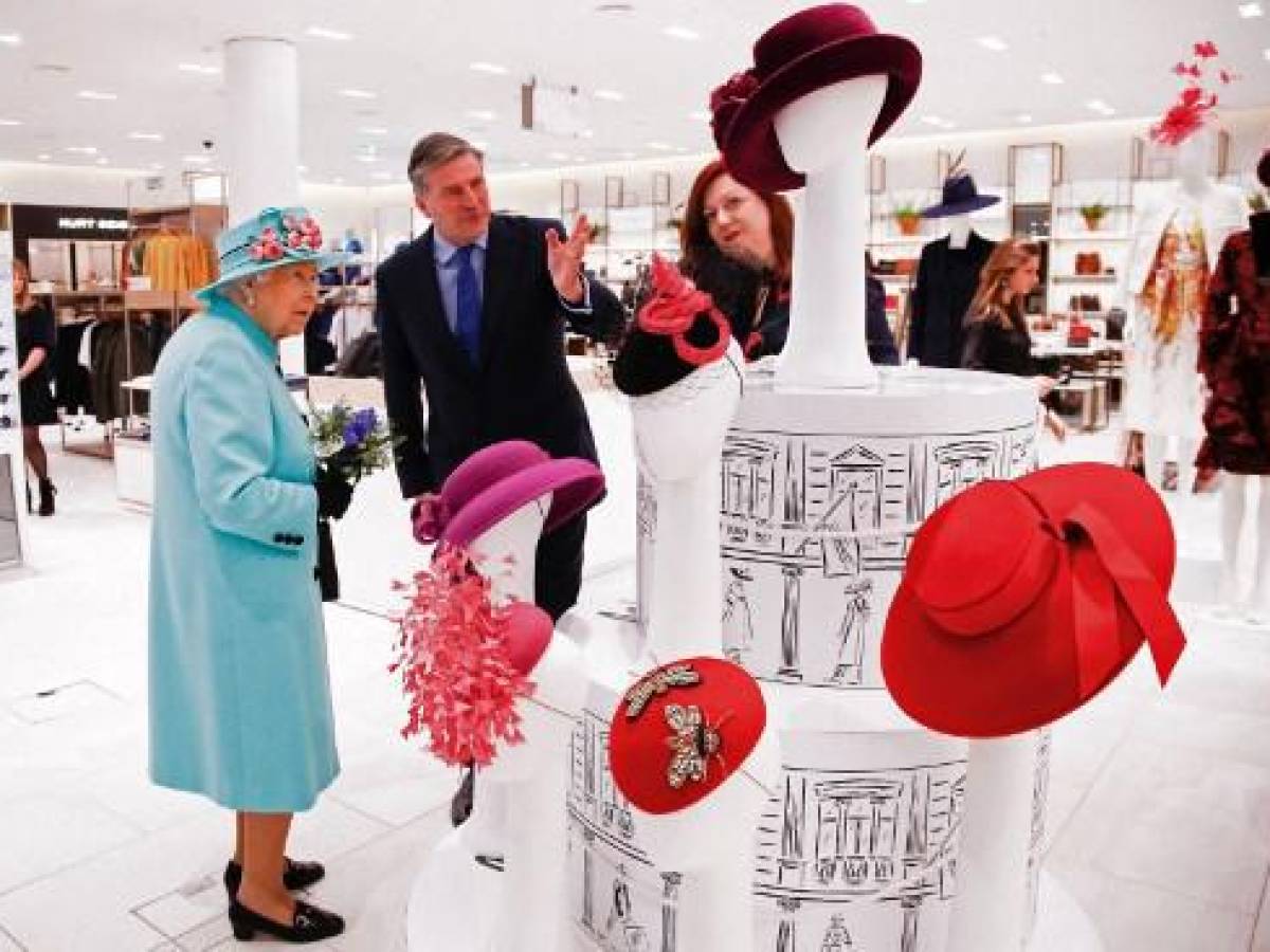 (ARCHIVOS) En esta foto de archivo tomada el 19 de octubre de 2018, se muestra a la reina Isabel II (izquierda) de Gran Bretaña mientras recorre los grandes almacenes Fenwicks en el centro comercial The Lexicon durante una visita a Bracknell, al oeste de Londres. (Foto de HENRY NICHOLLS / PISCINA / AFP)