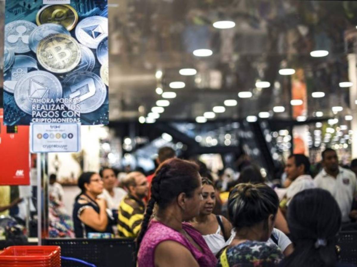 Largas filas en Venezuela para comprar con bono en criptomoneda estatal