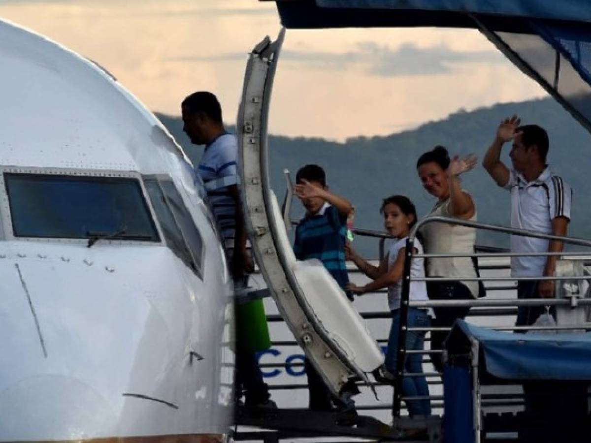 Cubanos dicen que seguirán ruta migratoria pese a cierres fronterizos