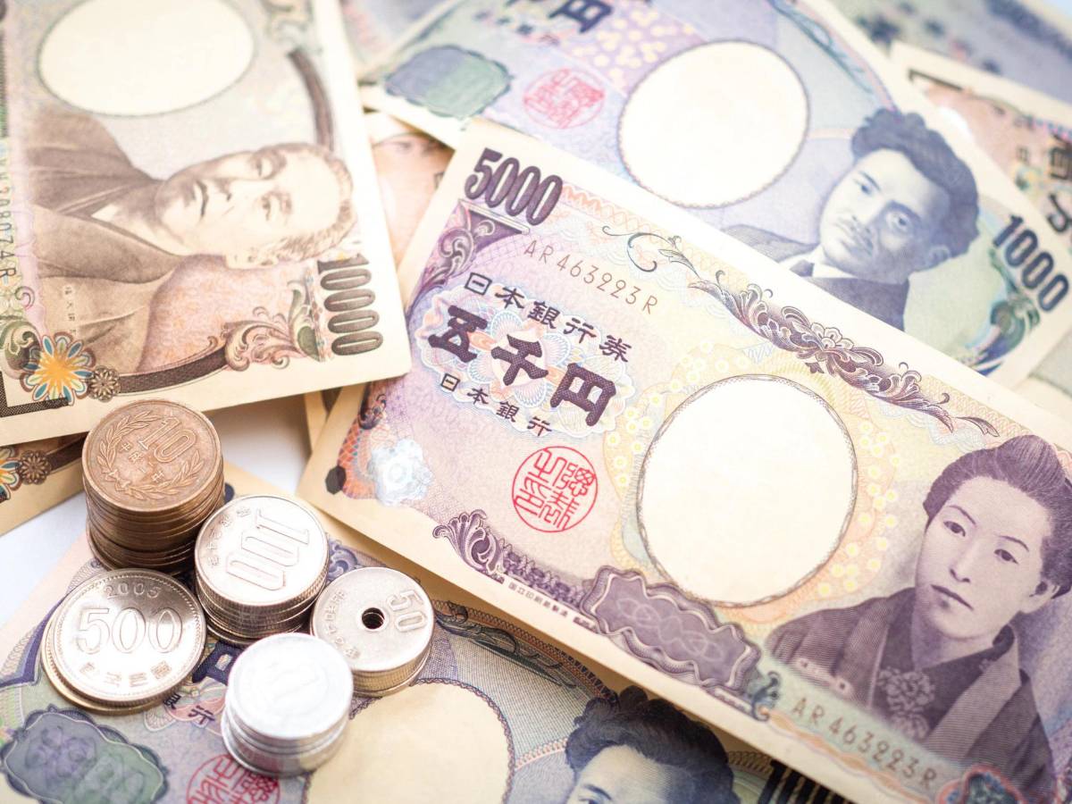 El yen toca su nivel más bajo frente al dólar desde 1998