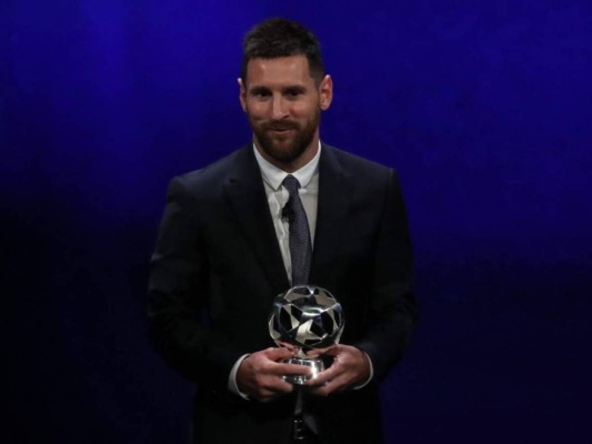 Lionel Messi recibe el Balón Educativo de Scholas