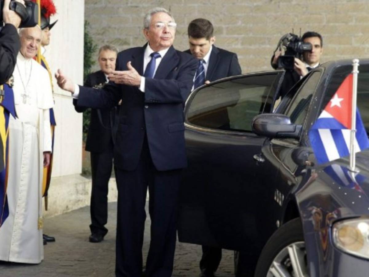 Histórico encuentro entre Francisco y Raúl Castro en el Vaticano