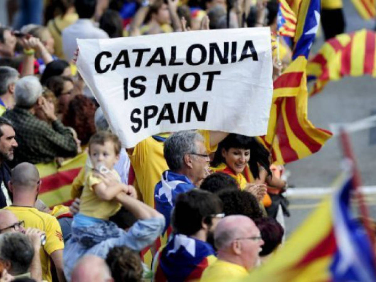 Catalanes se unen en cadena humana para pedir independencia