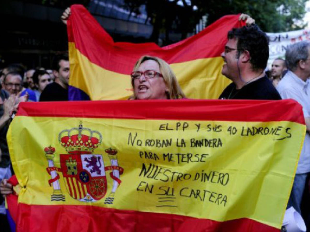 Españoles se manifiestan contra corrupción a gritos de 'dimisión'