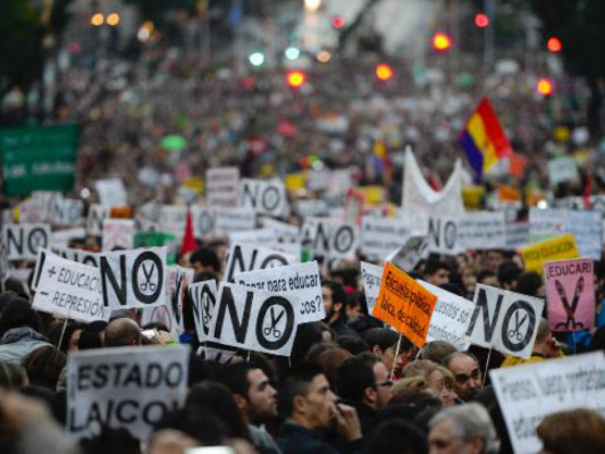 España: multitudinaria protesta contra reforma educativa