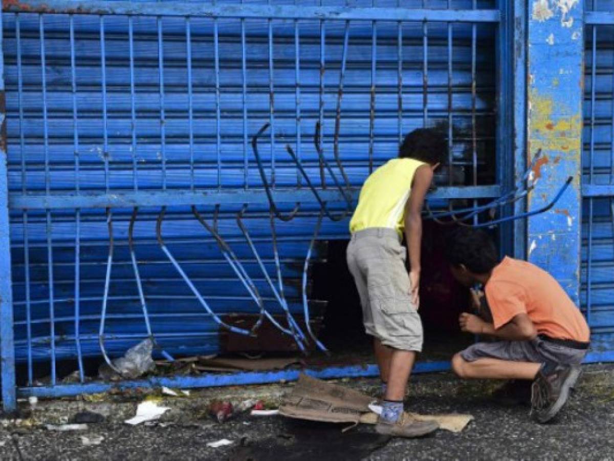 Venezuela: se viraliza derribo de estatua de Chávez en medio de una creciente violencia