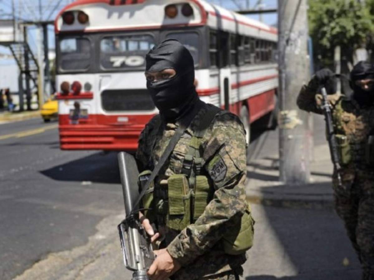 Gobierno salvadoreño acepta militarizar servicio de transportes