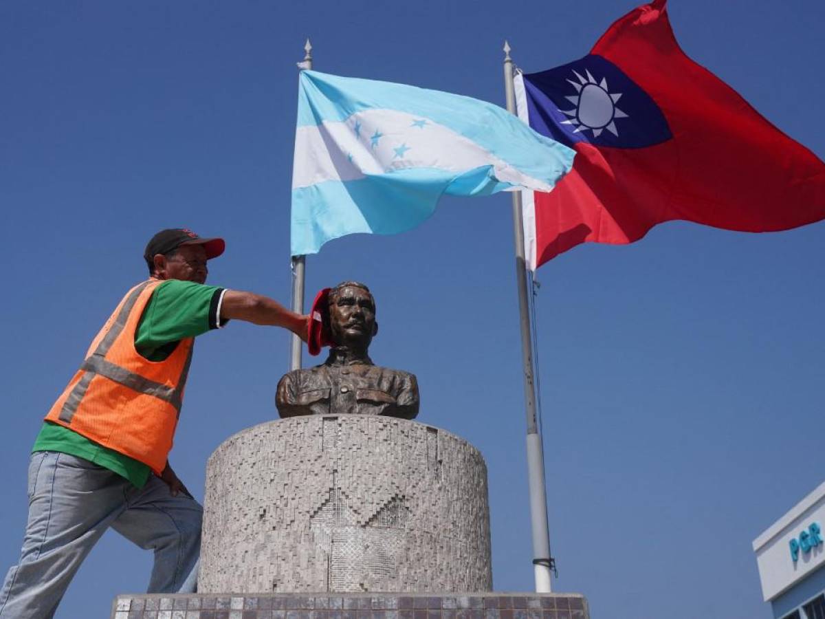 Taiwán convoca a su embajador en Tegucigalpa por viaje de canciller hondureño a China
