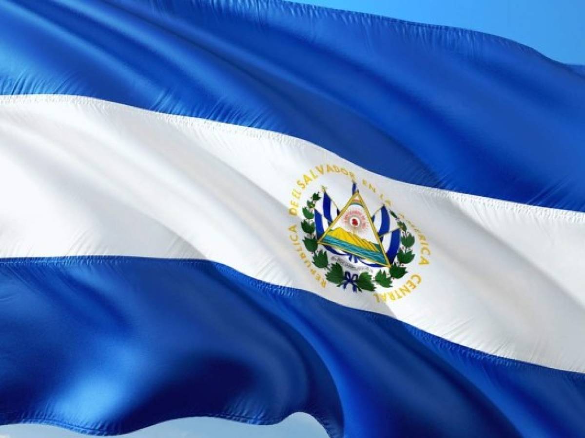 SyP elevó calificación de riesgo de ElSalvador a B-