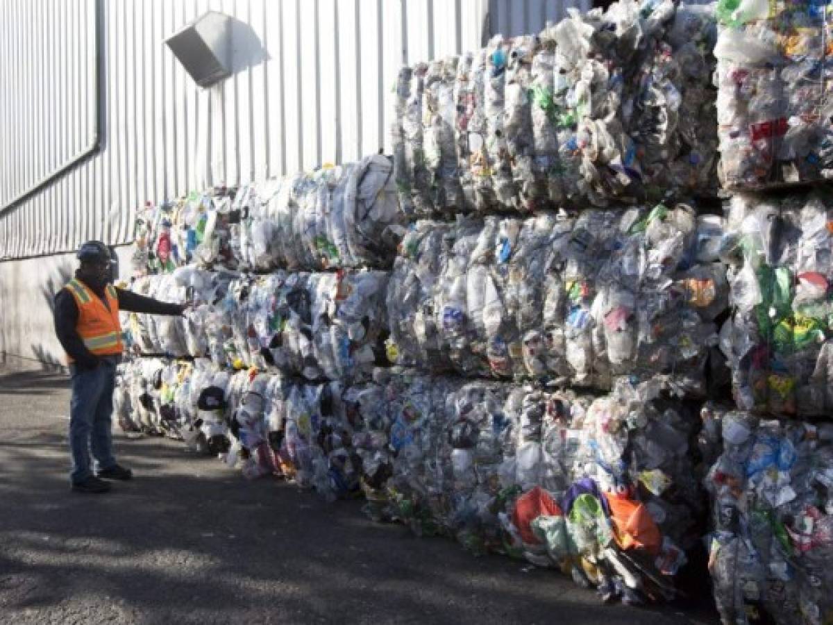 China prohíbe la importación de 32 nuevos tipos de desechos