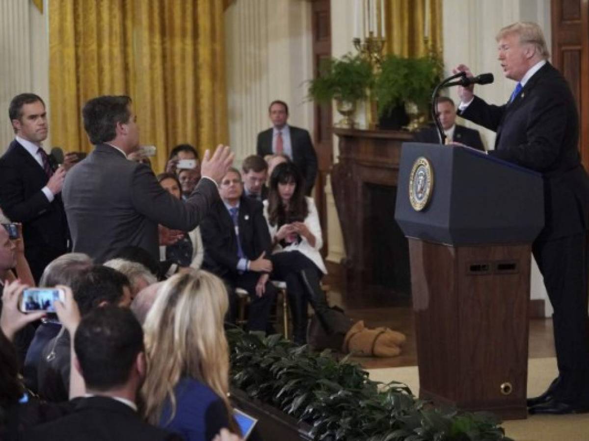 La Casa Blanca retira credencial a periodista de CNN que cuestinoó a Trump