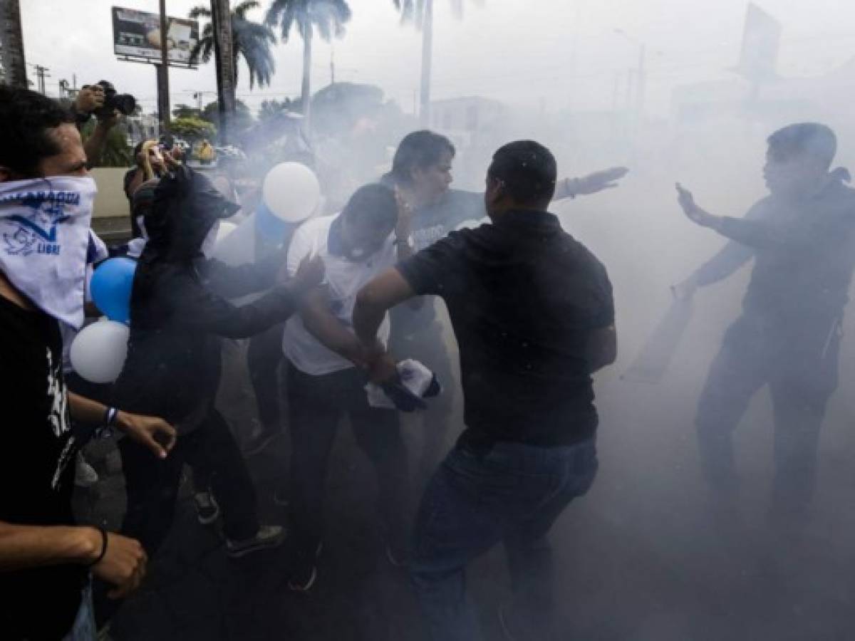Policía amedrenta e impide marcha opositora en Nicaragua