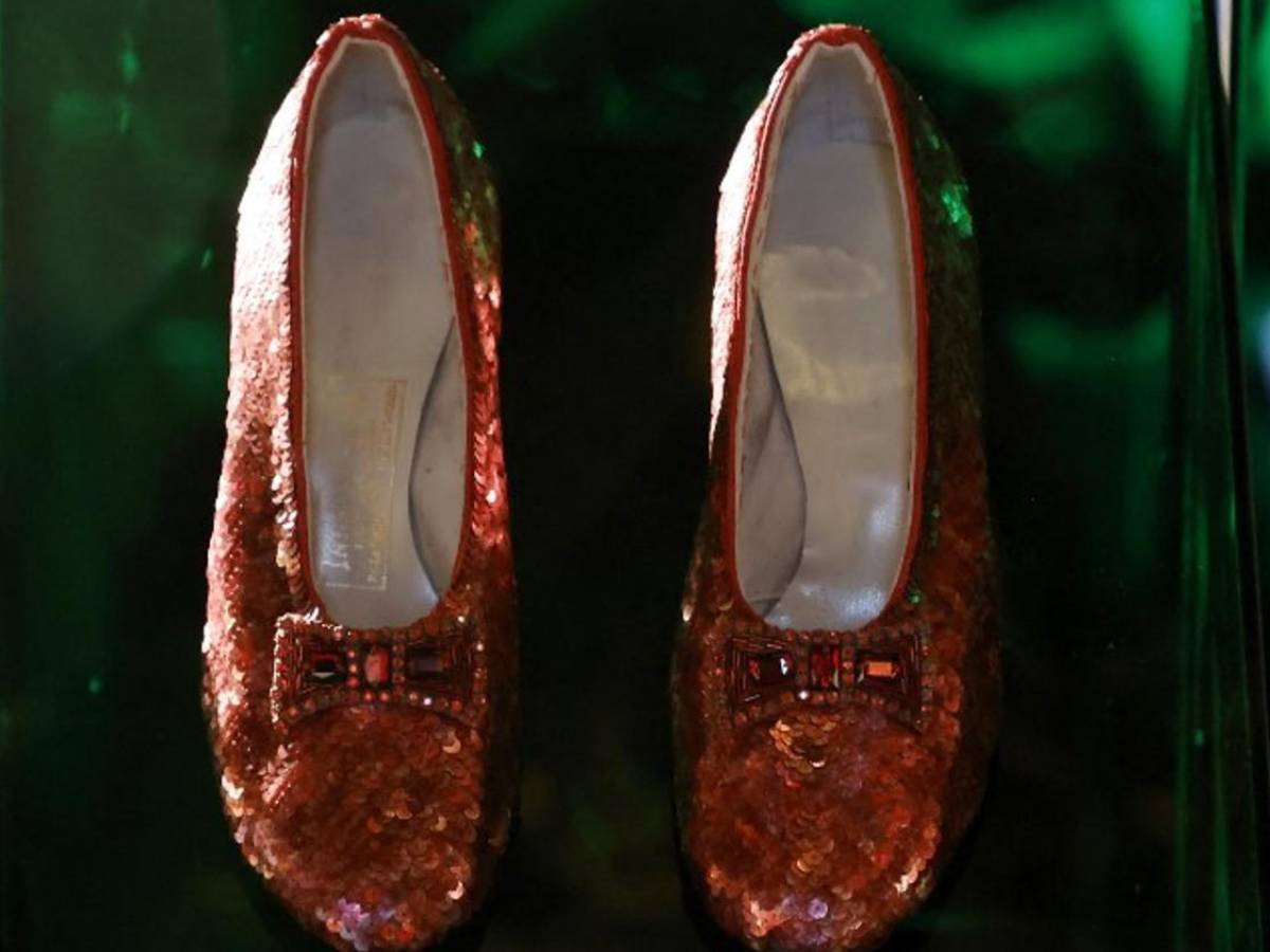 Tras 20 años...un hombre se declara culpable en EEUU de robar zapatillas rojas de 'El Mago de Oz'