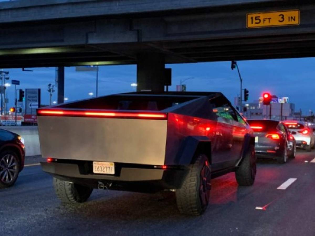 Elon Musk protagoniza la polémica primera salida a las calles del Cybertruck