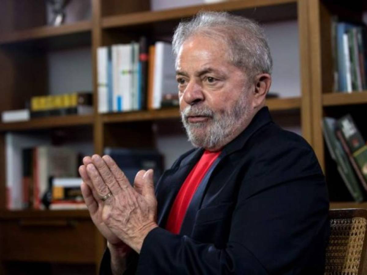 Brazilian former President Luiz Inacio Lula da Silva (C) leaves the Metallurgical Union on his way to Sao Pablo airport, in Sao Bernardo do Campo, Sao Paulo state, Brazil, on April 07, 2018.Brazil's election frontrunner and controversial leftist icon said Saturday that he will comply with an arrest warrant to start a 12-year sentence for corruption. 'I will comply with their warrant,' he told a crowd of supporters. / AFP PHOTO / Frame Photo / Thiago Bernardes