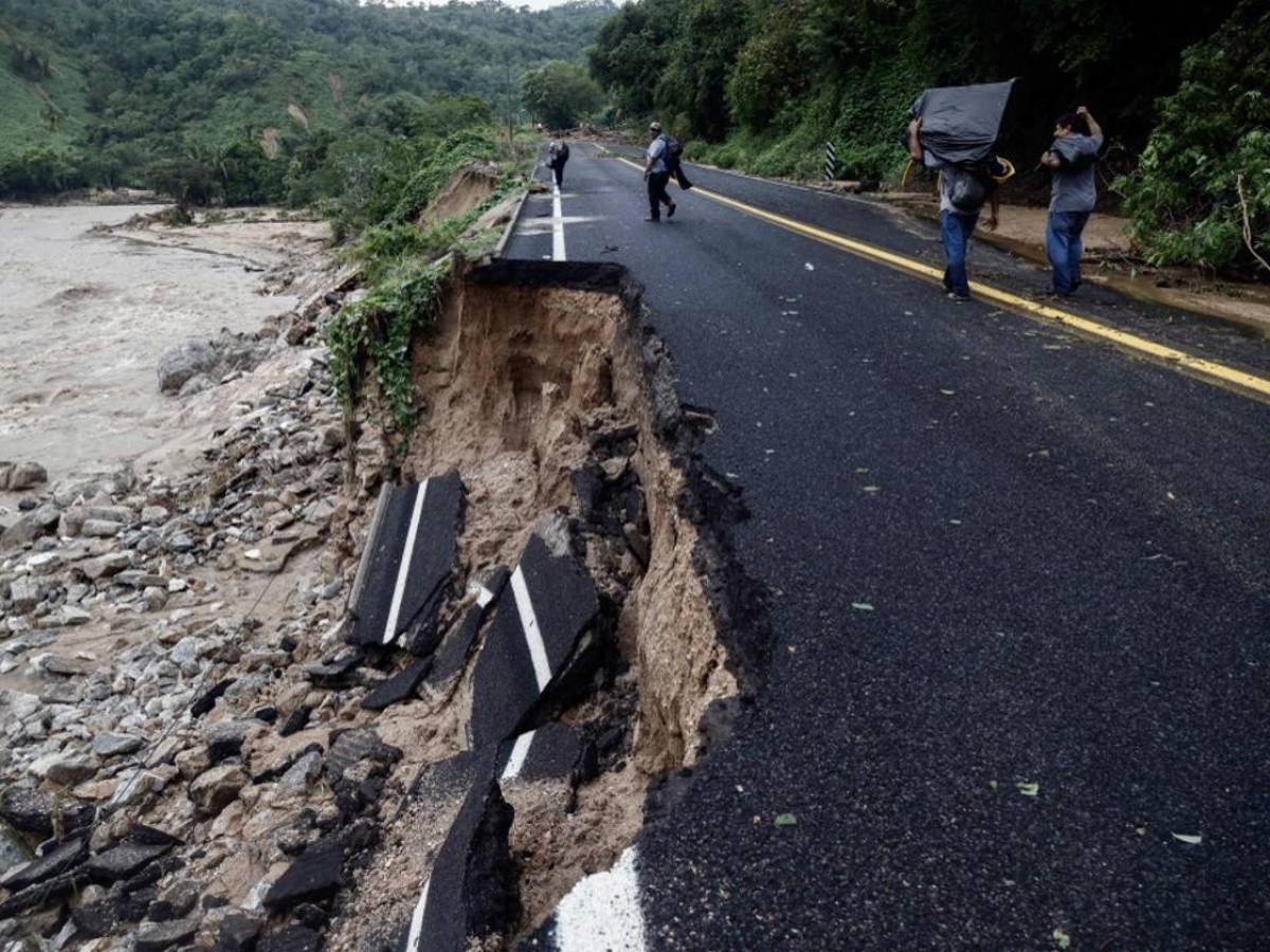 Otis deja 27 muertos y una estela de daños en el puerto mexicano de Acapulco