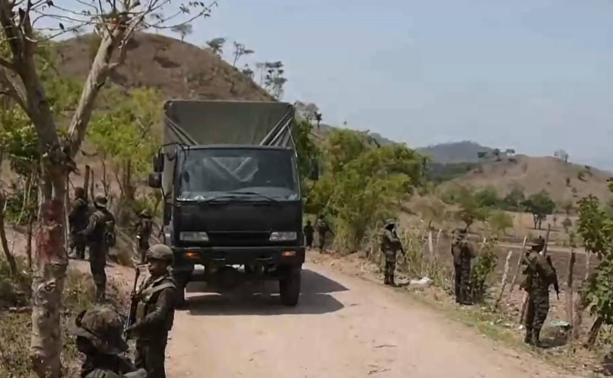 El Ejército de Guatemala reforzó este martes su presencia en la frontera con Honduras luego de que la víspera fuera repelida una incursión de hombres armados procedentes del vecino país, que dejó un campesino muerto y una docena de viviendas destruidas, en un hecho que se ha vinculado a grupos del narcotráfico. FOTO REFERENCIA / EFE
