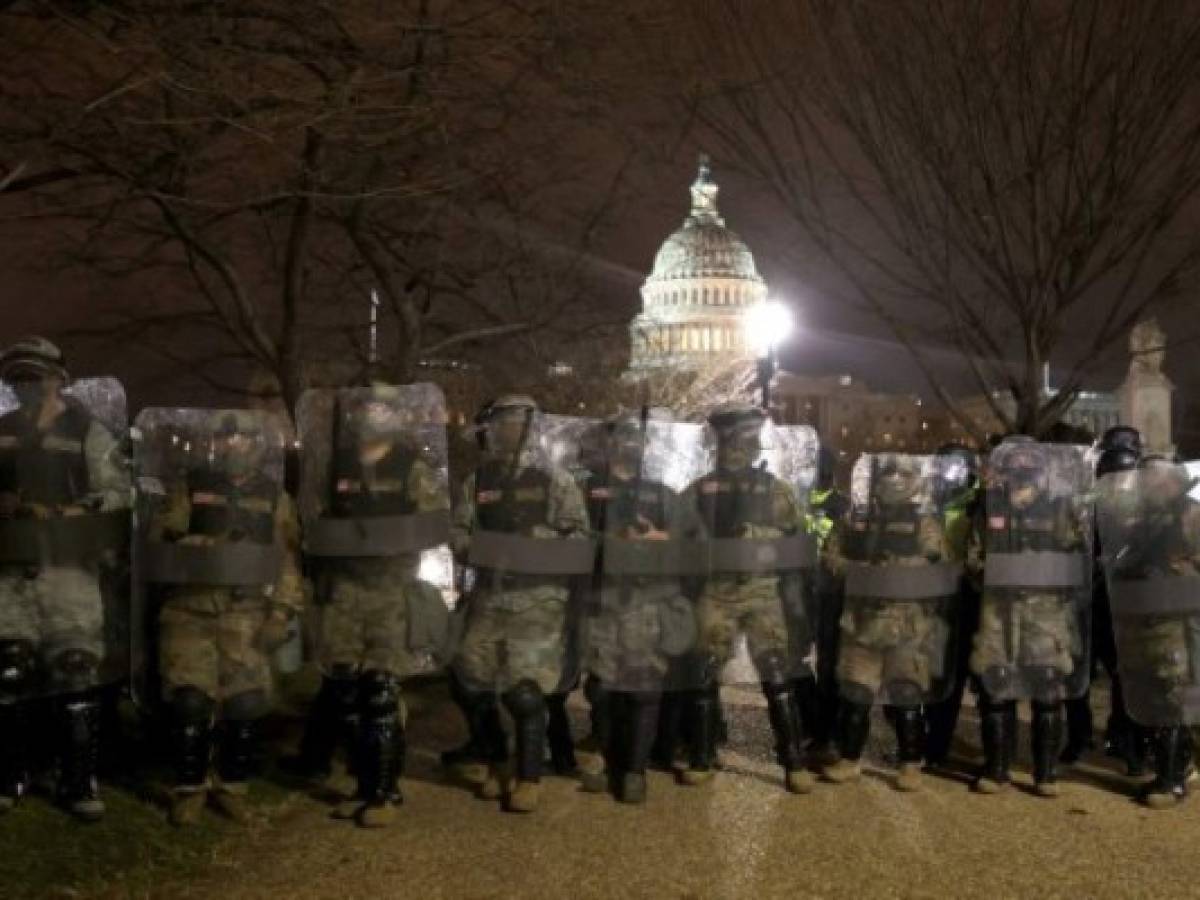 Armas, gritos y gas lacrimógeno en el Capitolio de EE.UU.