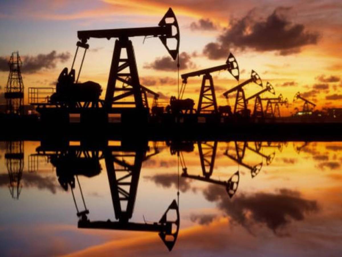 Temores sobre demanda e inflación en EEUU bajan el precio del petróleo