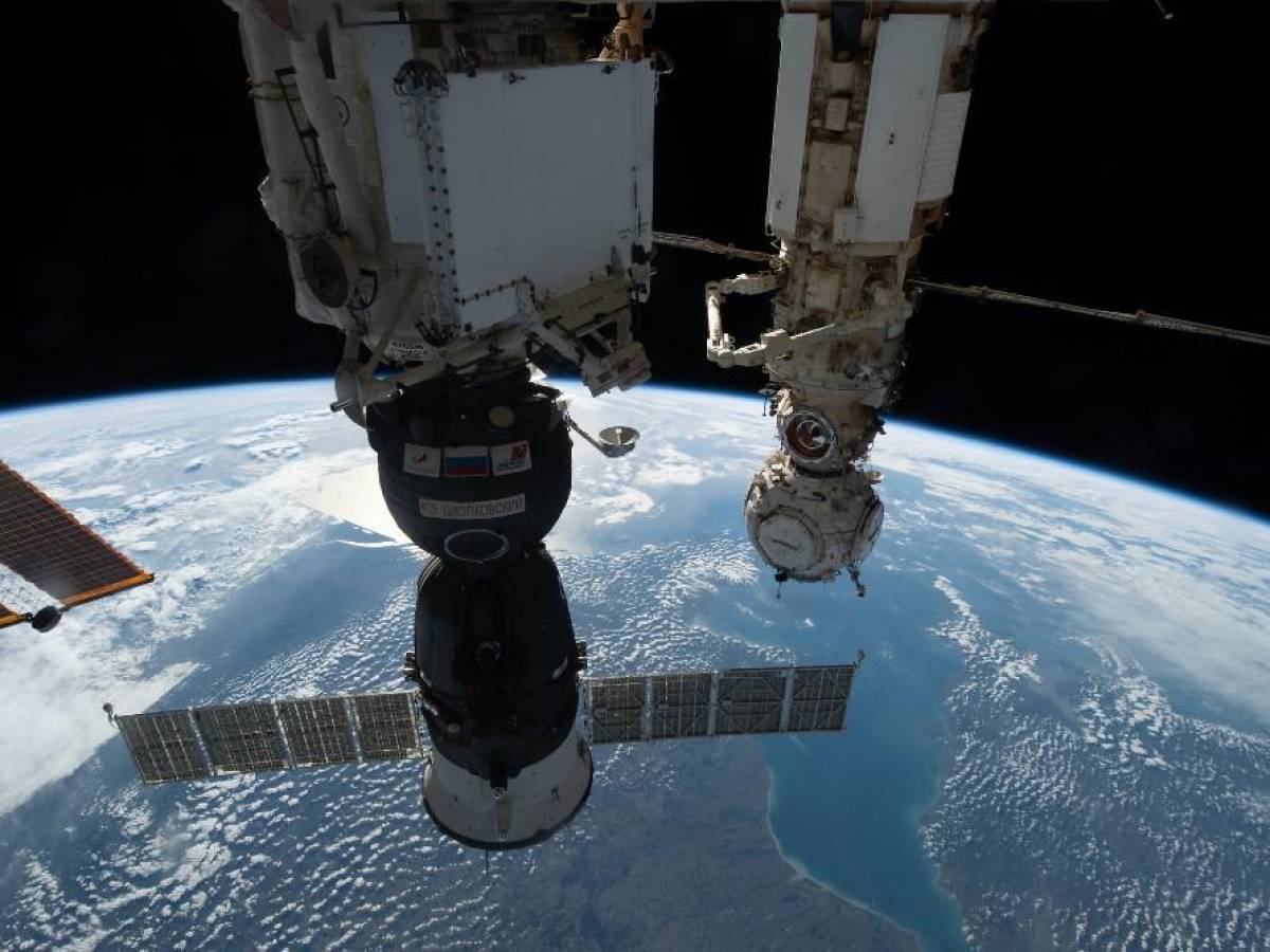 Astronautas de Estación Espacial serán ‘rescatados’ por una nave Soyuz que enviará Rusia