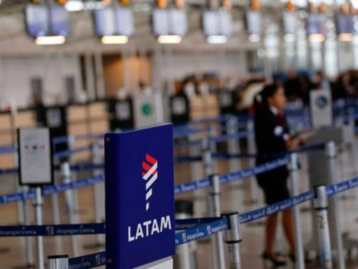 Huelga de tripulantes de LATAM obliga a reprogramar más de 600 vuelos en Chile   