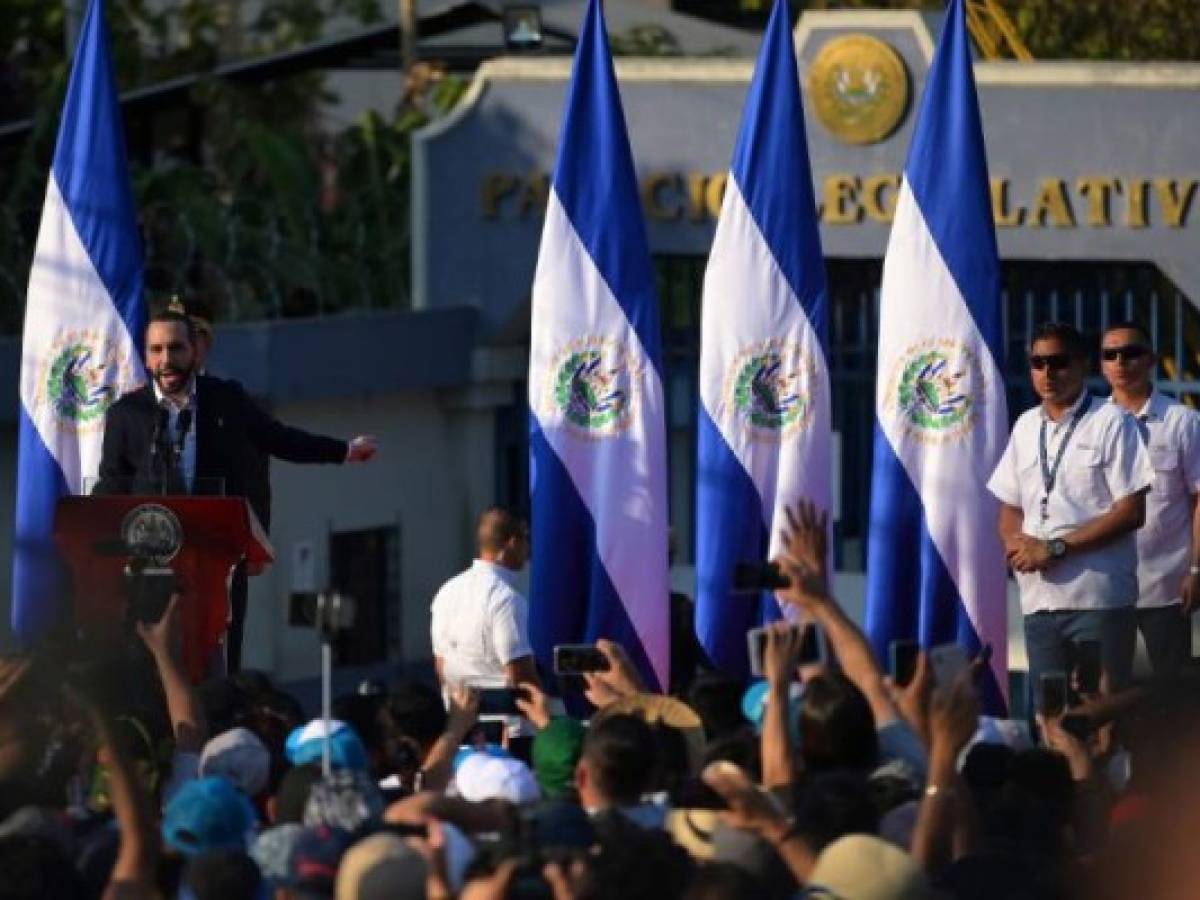 Salvadoran President Nayib Bukele gestures as he speaks to supporters during a protest outside the Legislative Assembly to make pressure on deputies to approve a loan to invest in security, in San Salvador on February 9, 2020. (Photo by MARVIN RECINOS / AFP)