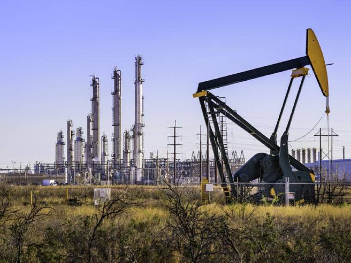 AIE: La demanda mundial de petróleo alcanza máximos históricos