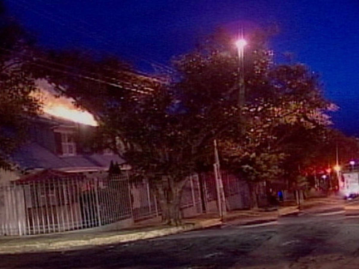 Incendio consume mitad de embajada de Ecuador en Costa Rica