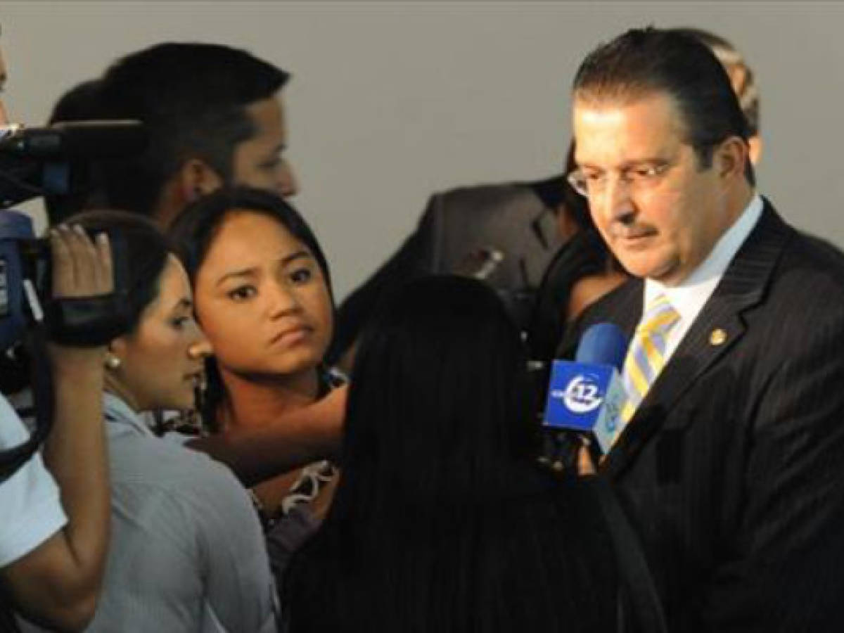 El Salvador: exministro prófugo se presenta ante juez