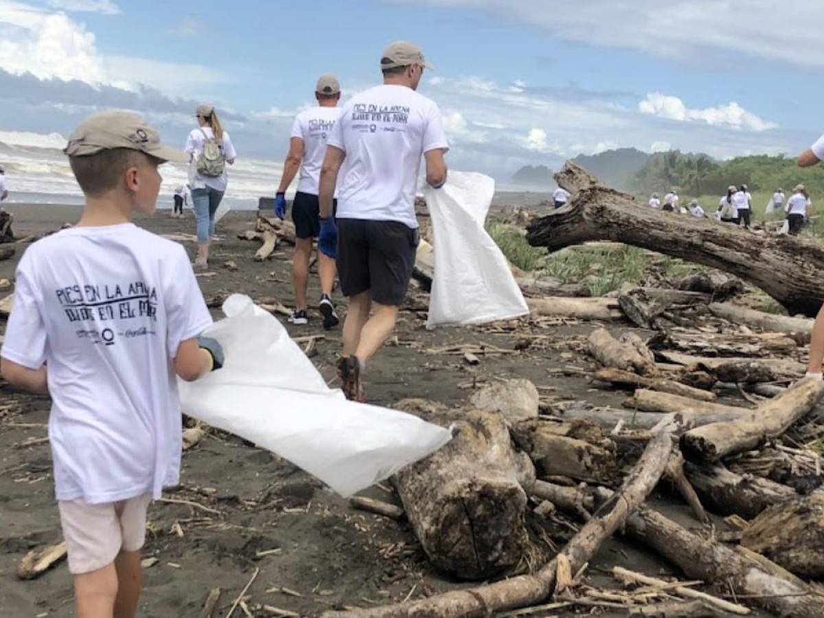 Voluntarios recolectan residuos en Playa Hermosa-Punta Mala, Puntarenas