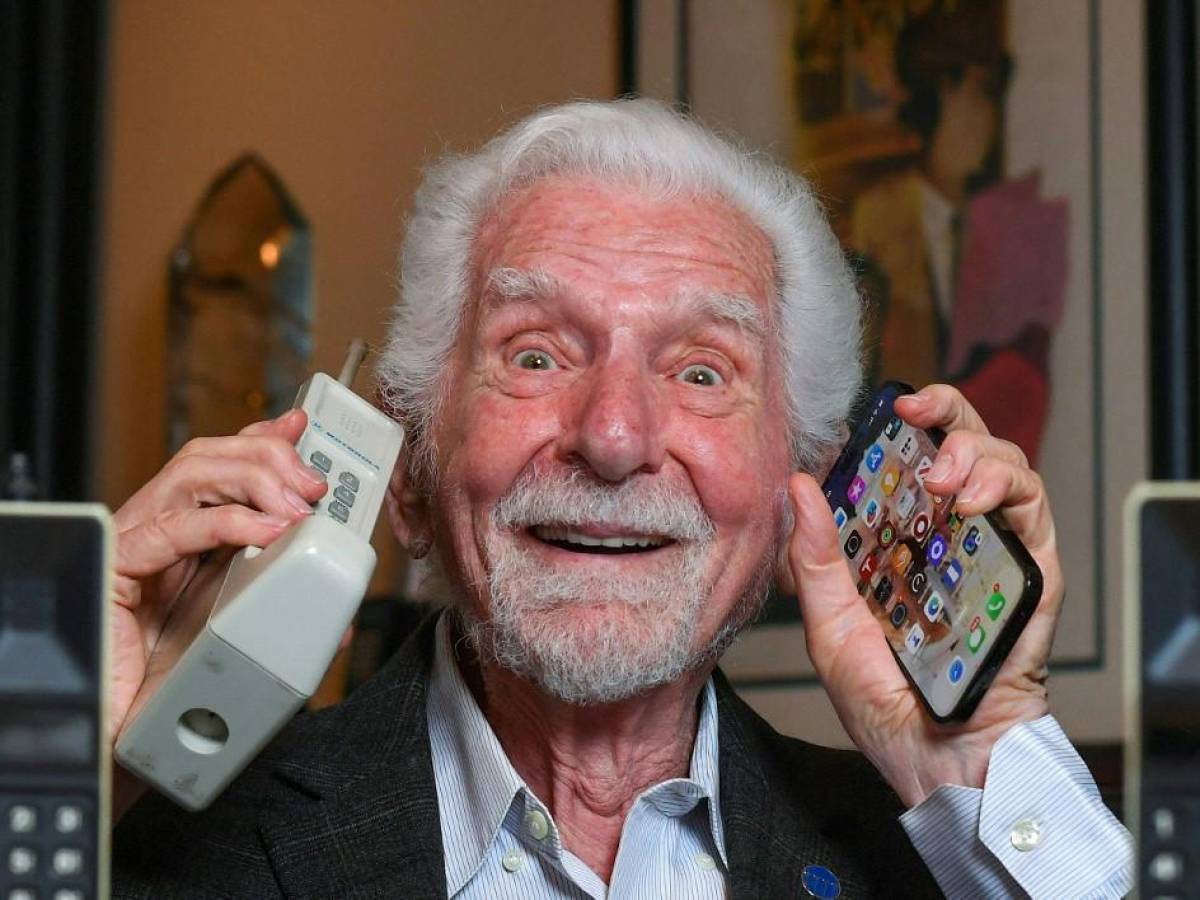El ‘Padre del teléfono celular’ pide: Dejen de mirar la pantalla de sus móviles