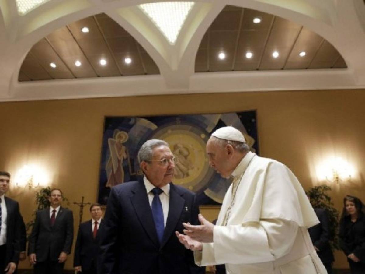 Histórico encuentro entre Francisco y Raúl Castro en el Vaticano