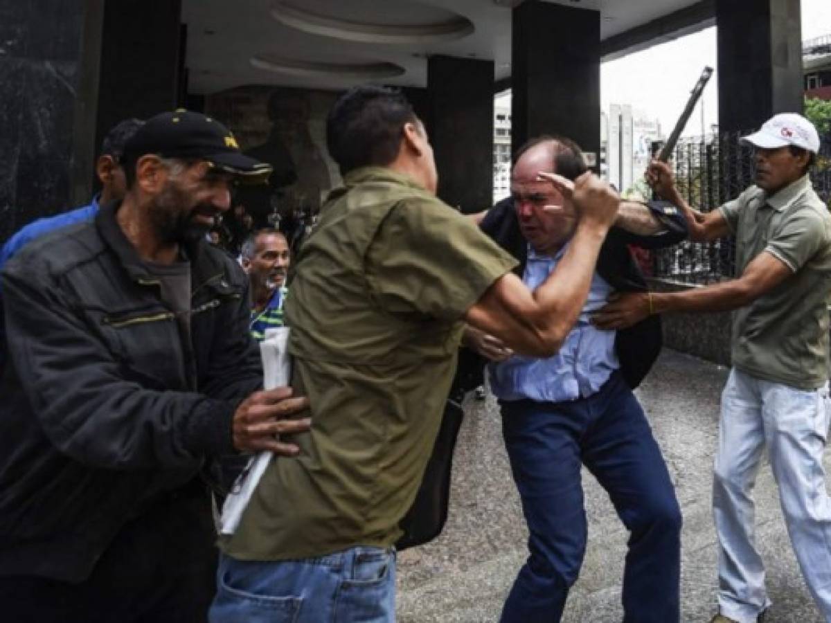 Chavistas agreden a diputado opositor en protesta por revocatorio en Venezuela
