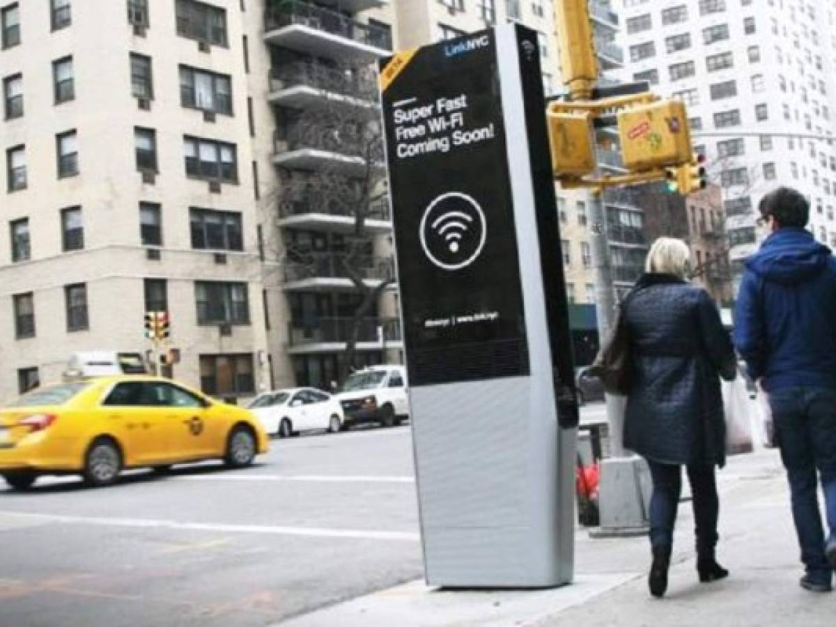 Puntos de Wi-Fi gratis reemplazan viejas cabinas telefónicas en NYC