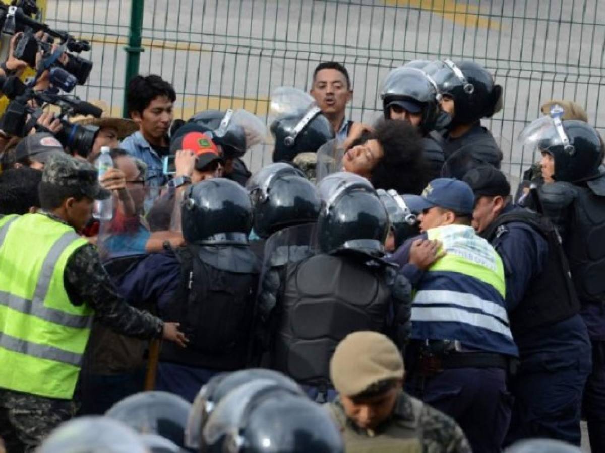 Policía choca con manifestantes 'indignados' en Honduras