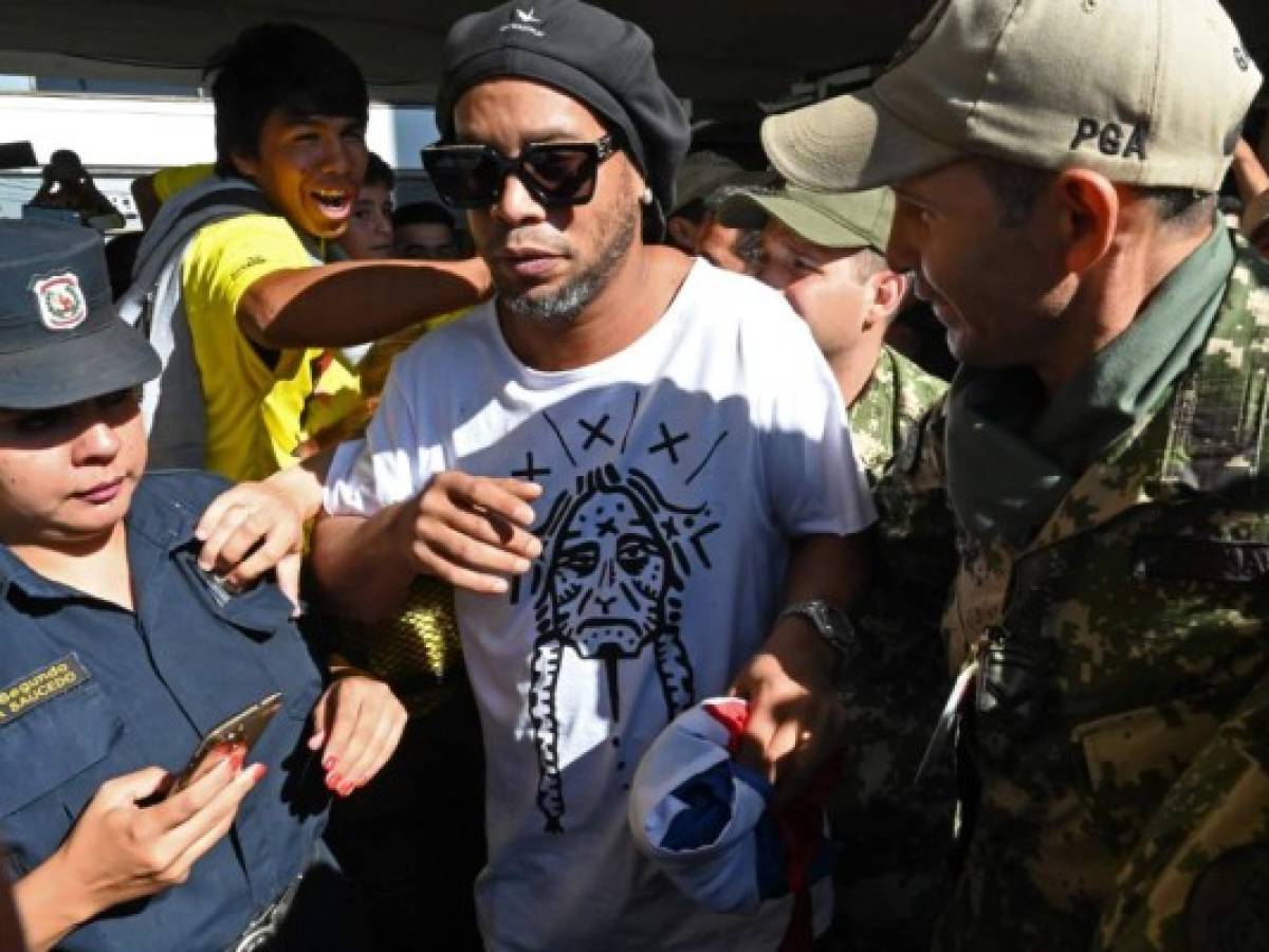 El exídolo del fútbol Ronaldinho con pasaporte falso en Paraguay