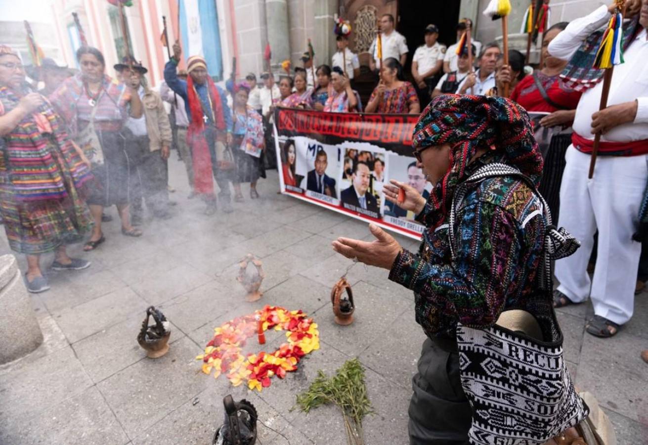 Indígenas protestan contra la corrupción en Guatemala y dan 'chicotazos' a retratos de varios funcionarios