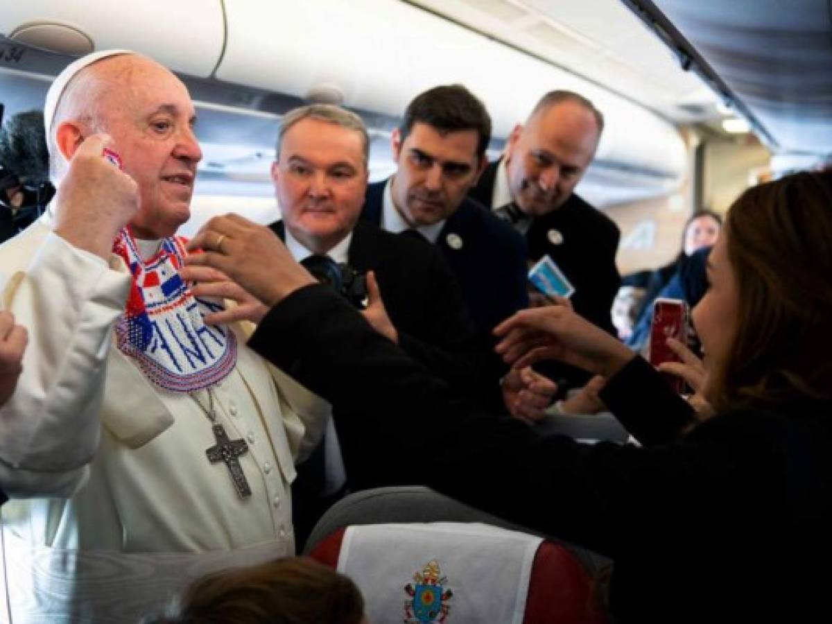 Un peregrino irrumpe en el recorrido del Papa Francisco en Panamá