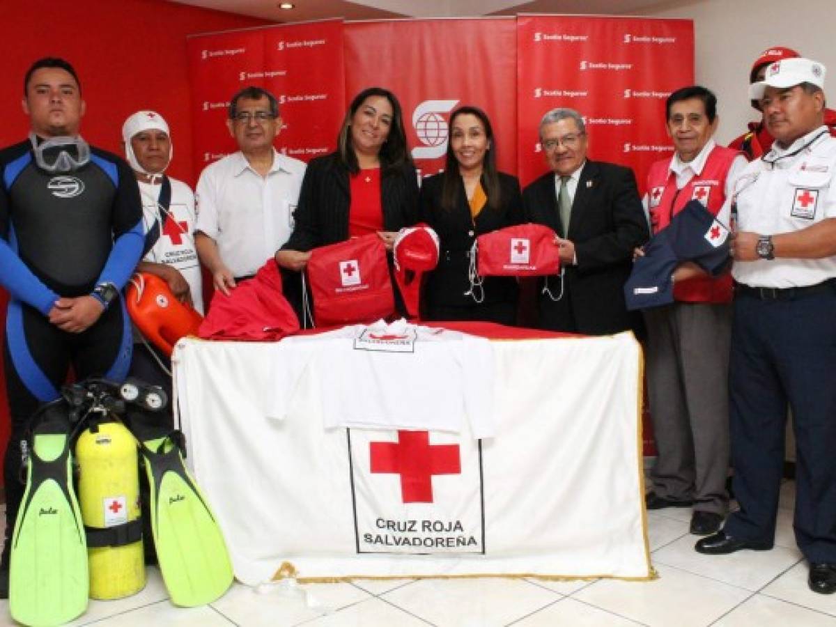 El Salvador: Scotiabank entrega donativo a Cruz Roja