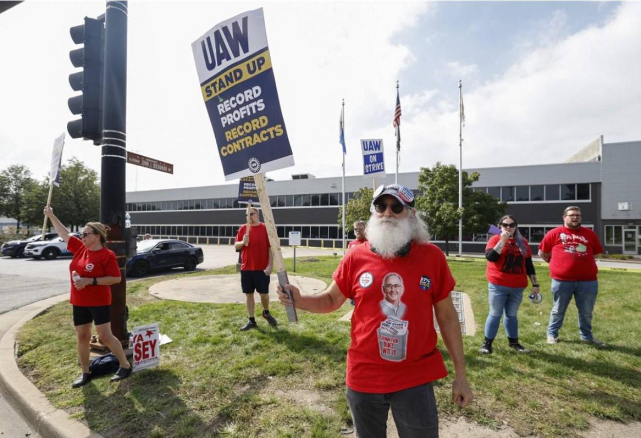Más de 7.000 trabajadores se suman a la huelga del sindicato del automóvil UAW