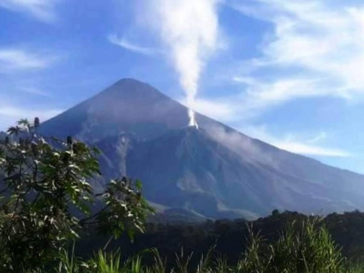 Guatemala: Los volcanes de Fuego y Santiaguito registran expulsión de ceniza