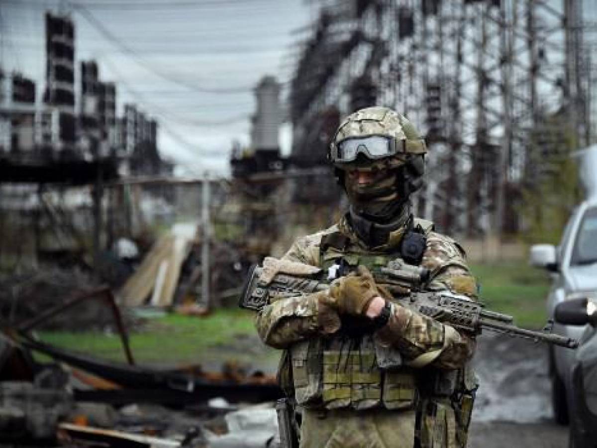 Un soldado ruso permanece de pie en la planta de energía Luhansk en Shchastya. (Photo by Alexander NEMENOV / AFP)
