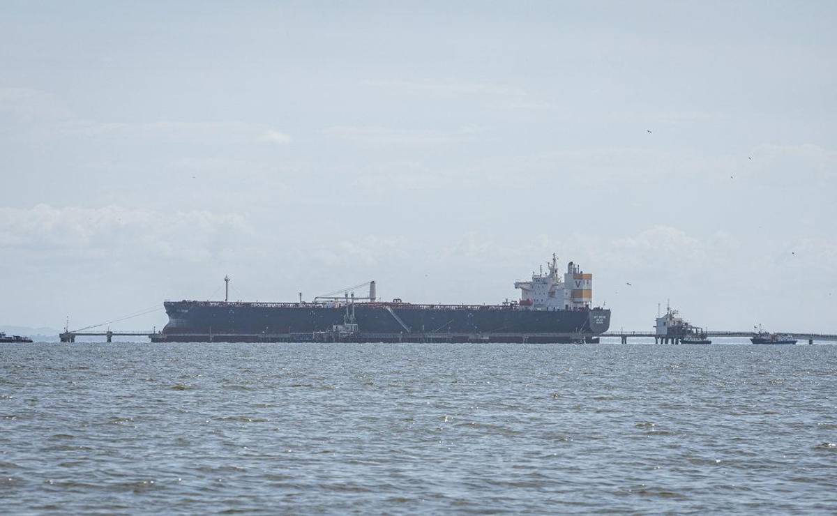 <i>Fotografía de archivo de un barco petrolero frente a la refinería Bajo Grande, en el estado de Zulia (Venezuela). EFE/ Henry Chirinos</i>