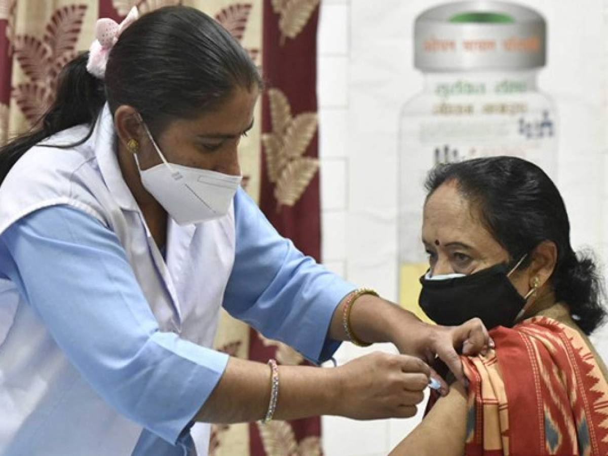 Reserva de turnos por internet para vacunas anticovid pone de relieve brecha digital en India