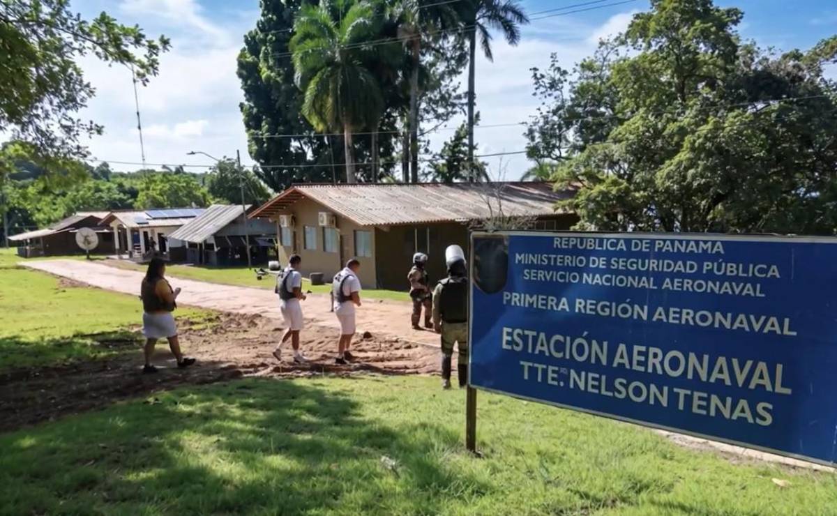 <i>Captura de un video difundido de la estación del Servicio Nacional Aeronaval (Senan) donde fueron traslados 29 reos de alta peligrosidad, en la Isla Coiba (Pacífico de Panamá). EFE/ Presidencia de Panamá</i>