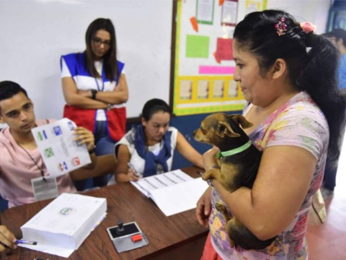 Inicia el conteo de votos en la elección presidencial de El Salvador